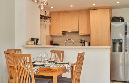 Velilla-Taramay Apartment | Holiday Apartment "Vistamar" with Sea View, Shared Pool & Wi-Fi