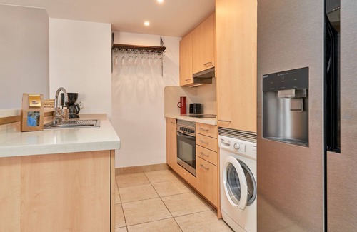 Velilla-Taramay Apartment | Holiday Apartment "Vistamar" with Sea View, Shared Pool & Wi-Fi