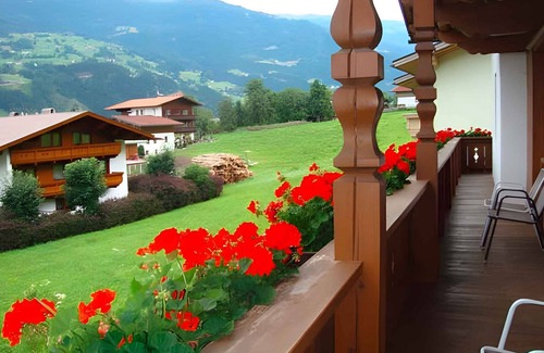 Kaltenbach Apartment | Holiday apartment with balcony close to the centre