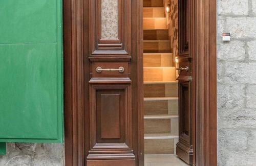 Hydra Apartment | Holiday apartment with view of the water