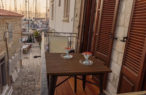 Hydra Apartment | Holiday apartment with view of the water