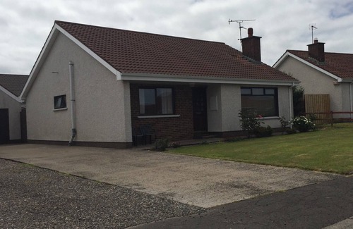 Portrush House | Holiday Bungalow in quiet cul de sac, close to all amenities