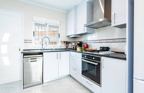 Vinaros House | Holiday Casa Vesalia close to the Beach with Garden & Wi-Fi
