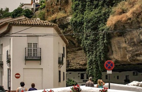 Setenil de las Bodegas Apartment | Holiday Apartment "La Casa Del Rio" with Private Terrace, Balcony and Wi-Fi
