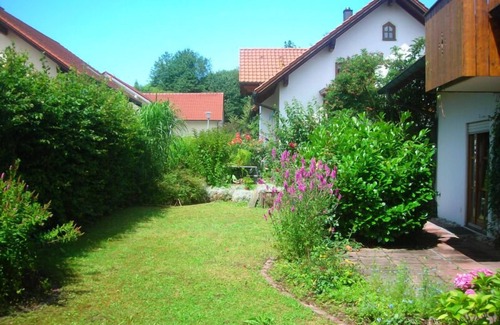 Osterhofen Apartment | Holiday flat "Heidi" with large balcony and wallbox