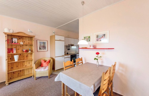 Meschendorf Apartment | Holiday flat 'Möve ABA Apartment 33' with sea view, shared garden and WLAN