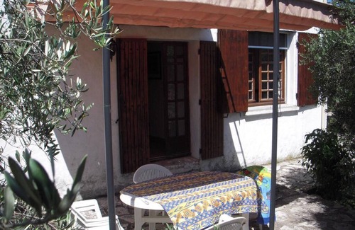 Arles Apartment | Holiday flat of the size of 45 m² on a large estate with pool close to Arles