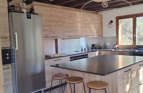 La Chapelle-d'Abondance House | Holiday Home 'Chalet Le Pré Caro' with Mountain View, Private Terrace and Wi-Fi