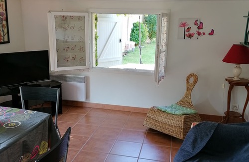 Saint-Michel-de-Fronsac Cottage | HOLIDAY COTTAGE FURNITURE