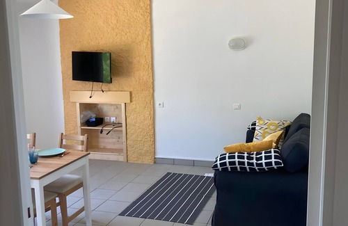 Saint-Remy-Sur-Durolle Apartment | Holiday Home 'Ocre Au Bord Du Lac' with Shared Terrace, Shared Garden and Wi-Fi