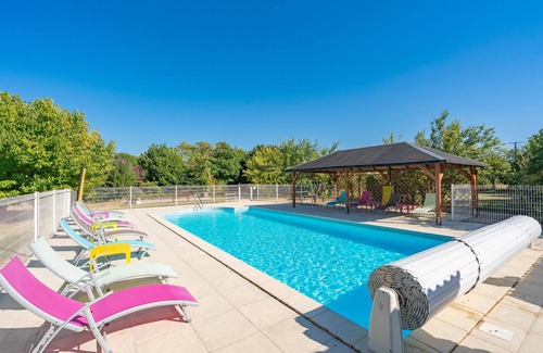 Saint-Seurin-de-Palenne House | Holiday Home 'Myosotis' with Shared Pool, Private Terrace and Wi-Fi