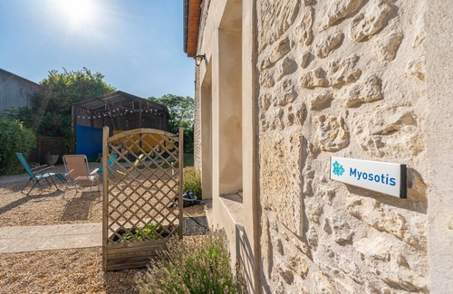 Saint-Seurin-de-Palenne House | Holiday Home 'Myosotis' with Shared Pool, Private Terrace and Wi-Fi