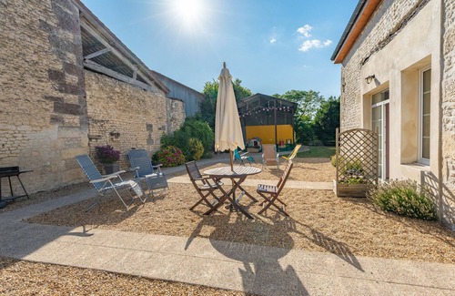 Saint-Seurin-de-Palenne House | Holiday Home 'Myosotis' with Shared Pool, Private Terrace and Wi-Fi