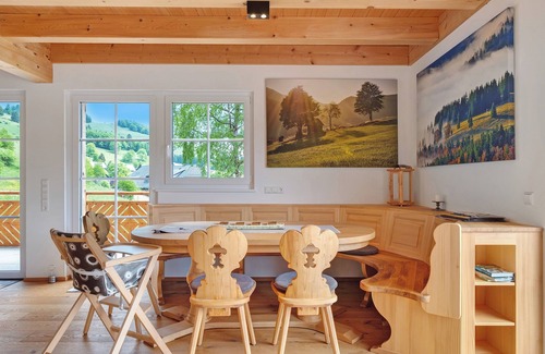 Bernau House | Holiday Home 'Chalet Schonzeit' with Mountain View, Private Terrace and Wi-Fi