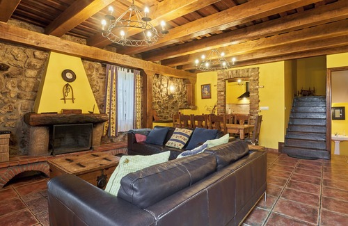 Robledo de la Guzpena House | Holiday Home 'La Venta Del Alma' with Mountain View, Private Terrace and Wi-Fi
