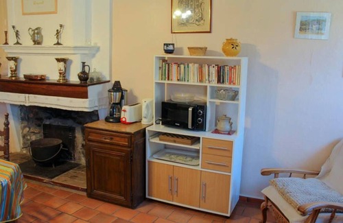 Allemagne-en-Provence House | Holiday Home “Clarisse” with Mountain View, Shared Pool & Wi-Fi