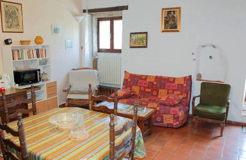 Allemagne-en-Provence House | Holiday Home “Clarisse” with Mountain View, Shared Pool & Wi-Fi