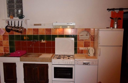 Allemagne-en-Provence House | Holiday Home “Clarisse” with Mountain View, Shared Pool & Wi-Fi