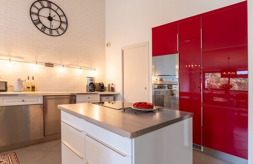 Saint-Gildas-de-Rhuys House | Holiday Home 'Le Loft avec jacuzzi' with Private Terrace, Private Garden and Wi-Fi