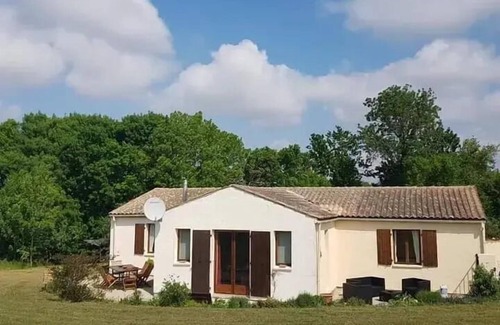 Saint-Pierre-de-Juillers House | Holiday house St Pierre de Juillers for 1 - 8 persons with 4 bedrooms - Holiday house