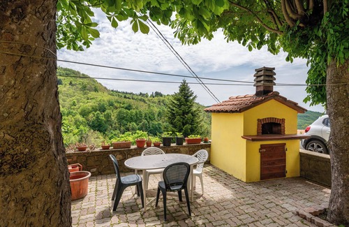 San Marcello Piteglio House | Holiday Home 'Africo Con Vista' with Mountain View, Private Garden and Balcony