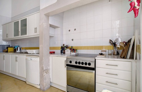 Sao Martinho do Porto House | Holiday Home 'Casa Da Ladeira - São Martinho' with Sea View, Shared Pool and Wi-Fi