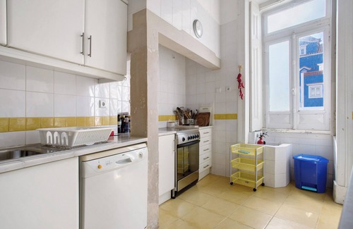 Sao Martinho do Porto House | Holiday Home 'Casa Da Ladeira - São Martinho' with Sea View, Shared Pool and Wi-Fi