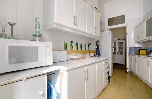 Sao Martinho do Porto House | Holiday Home 'Casa Da Ladeira - São Martinho' with Sea View, Shared Pool and Wi-Fi