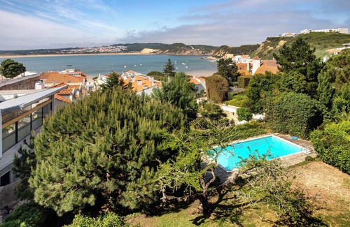 Sao Martinho do Porto House | Holiday Home 'Casa Da Ladeira - São Martinho' with Sea View, Shared Pool and Wi-Fi