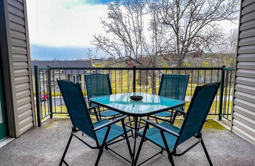 Branson Condo | Holiday Hills 2BR | Pools, Golf, King, Walk-In