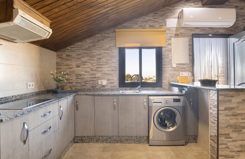 Conil de la Frontera House | Holiday Home 'Ro' with Private Pool, Wi-Fi and Air Conditioning