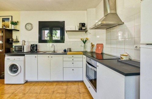 Torroella de Montgri Apartment | Holiday Home 'Castell del Montgrí Baix' with Mountain Views and Wi-Fi