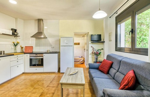 Torroella de Montgri House | Holiday Home 'Castell del Montgrí' with Mountain Views, Pool and Wi-Fi