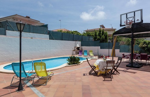 Vilanova I la Geltru House | Holiday Home 'Villa Lilia' with Sea View, Private Pool and Wi-Fi