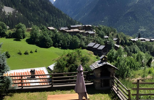 Champagny-en-Vanoise House | Holiday Home 'Juliette' with Private Garden, Balcony and Wi-Fi