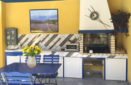 L'Isle-sur-la-Sorgue House | Holiday Home 'L'olivier' with Wi-Fi and Air Conditioning