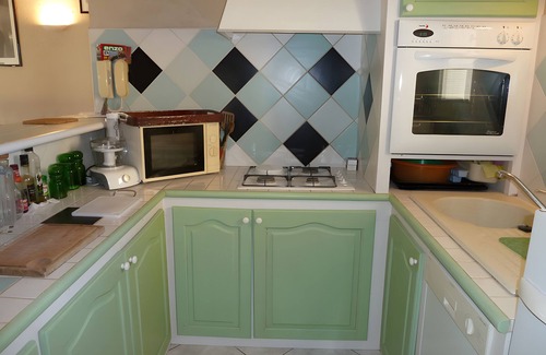 L'Isle-sur-la-Sorgue House | Holiday Home 'L'olivier' with Wi-Fi and Air Conditioning