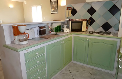 L'Isle-sur-la-Sorgue House | Holiday Home 'L'olivier' with Wi-Fi and Air Conditioning