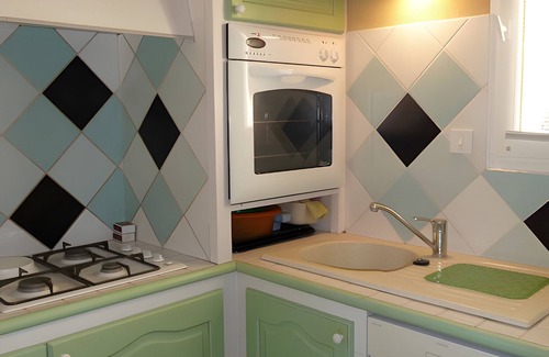 L'Isle-sur-la-Sorgue House | Holiday Home 'L'olivier' with Wi-Fi and Air Conditioning