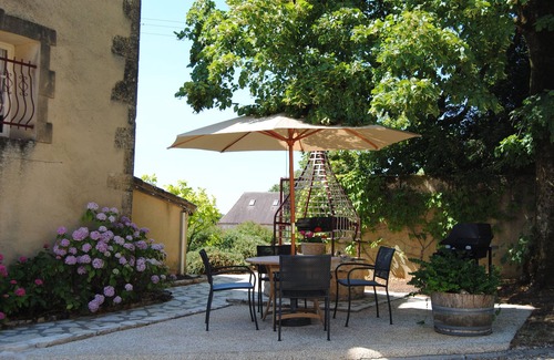 Sainte-Foy-de-Longas House | Holiday Home 'Le Puisatier' with Private Garden and Wi-Fi