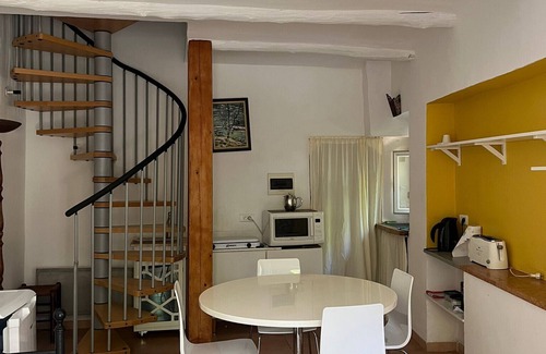 La Roque-d'Antheron House | Holiday Home 'Romaine' with Private Terrace and Wi-Fi