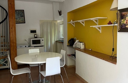 La Roque-d'Antheron House | Holiday Home 'Romaine' with Private Terrace and Wi-Fi