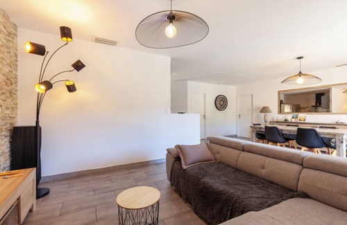 Les Pennes-Mirabeau House | Holiday Home 'Maison Tout Confort' with Private Pool, Wi-Fi and Air Conditioning