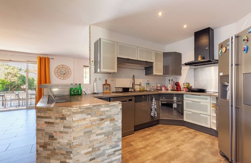 Les Pennes-Mirabeau House | Holiday Home 'Maison Tout Confort' with Private Pool, Wi-Fi and Air Conditioning