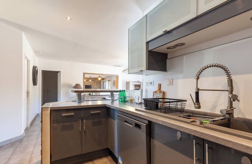 Les Pennes-Mirabeau House | Holiday Home 'Maison Tout Confort' with Private Pool, Wi-Fi and Air Conditioning