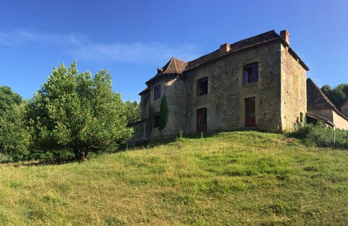 Mauzens-et-Miremont House | Holiday Home 'Grande Maison Au Milieu Des Bois' with Private Terrace, Private Garden and Wi-Fi