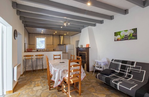 Saint-Andre-dAllas House | Holiday Home 'Gîte La Salamandre' with Private Outdoor Area