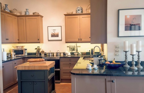 Villeneuve-de-Duras House | Holiday Home 'La Maison' with Heated Pool, Garden & Wi-Fi