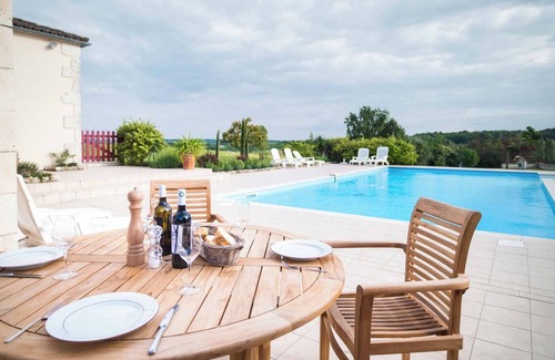 Villeneuve-de-Duras House | Holiday Home 'La Maison' with Heated Pool, Garden & Wi-Fi