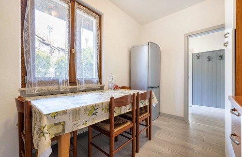 Pieve House | Holiday Home 'Casa Elena' with Lake View, Private Garden and Wi-Fi